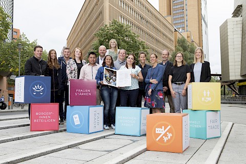 Vertreter*innen verschiedener Fair-Handel-Organisationen präsentieren die Charta des Fairen Handels