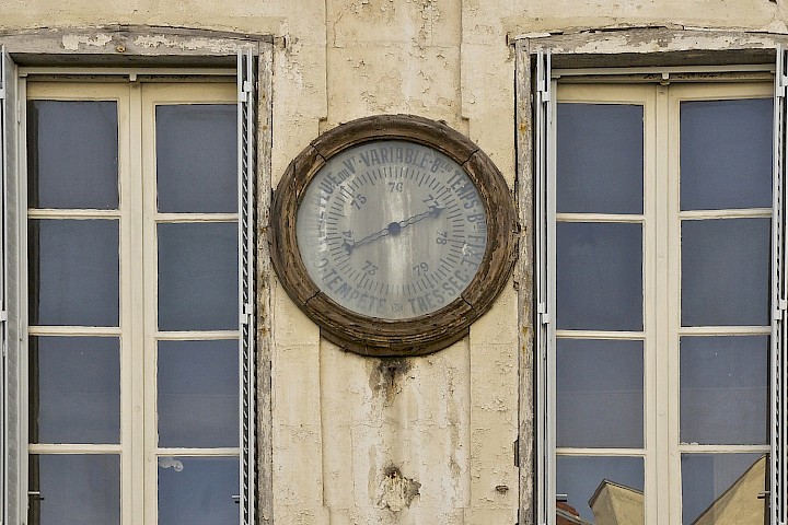 Barometer an Hauswand